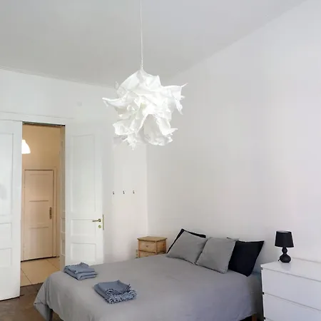 Lägenhet Spacious 3 In Art Nouveau District